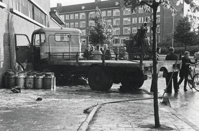 501691 Afbeelding van een verongelukte vrachtwagen met melkbussen van de U.M.C. op de Graadt van Roggenweg te Utrecht.